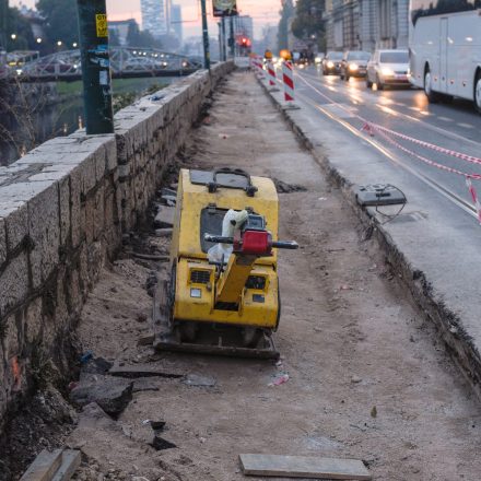 road-construction-on-city-street-2026-01-06-00-53-41-utc